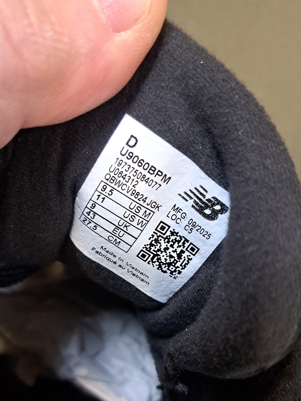 New Balance 9060 Sneakers - Color: Black/Black - Size: Unisex - M 9.5, W 11 D - Picture 10 of 10
